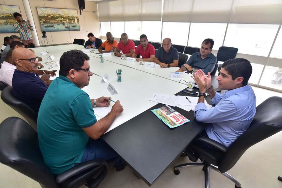 O prefeito ACM Neto agradeceu "o empenho" dos trabalhadores rodoviários e dos empresários nas negociações pelo reajuste salarial da categoria, cujo desfecho "positivo" se deu nesta tarde, com o cancelamento da greve que estava marcada para começar à 0h desta terça-feira (23); "O bom senso prevaleceu. Os rodoviários entenderam que o país enfrenta dificuldades econômicas e os empresários, por sua vez, também cederam diante do apelo por melhorias aos trabalhadores. Quem ganhou com isso foi a cidade, pois evitamos uma greve que iria trazer ainda mais prejuízos aos soteropolitanos num momento em que Salvador não pode parar", disse ACM (Foto: Romulo Faro) O prefeito ACM Neto agradeceu "o empenho" dos trabalhadores rodoviários e dos empresários nas negociações pelo reajuste salarial da categoria, cujo desfecho "positivo" se deu nesta tarde, com o cancelamento da greve que estava marcada para começar à 0h desta terça-feira (23); "O bom senso prevaleceu. Os rodoviários entenderam que o país enfrenta dificuldades econômicas e os empresários, por sua vez, também cederam diante do apelo por melhorias aos trabalhadores. Quem ganhou com isso foi a cidade, pois evitamos uma greve que iria trazer ainda mais prejuízos aos soteropolitanos num momento em que Salvador não pode parar", disse ACM