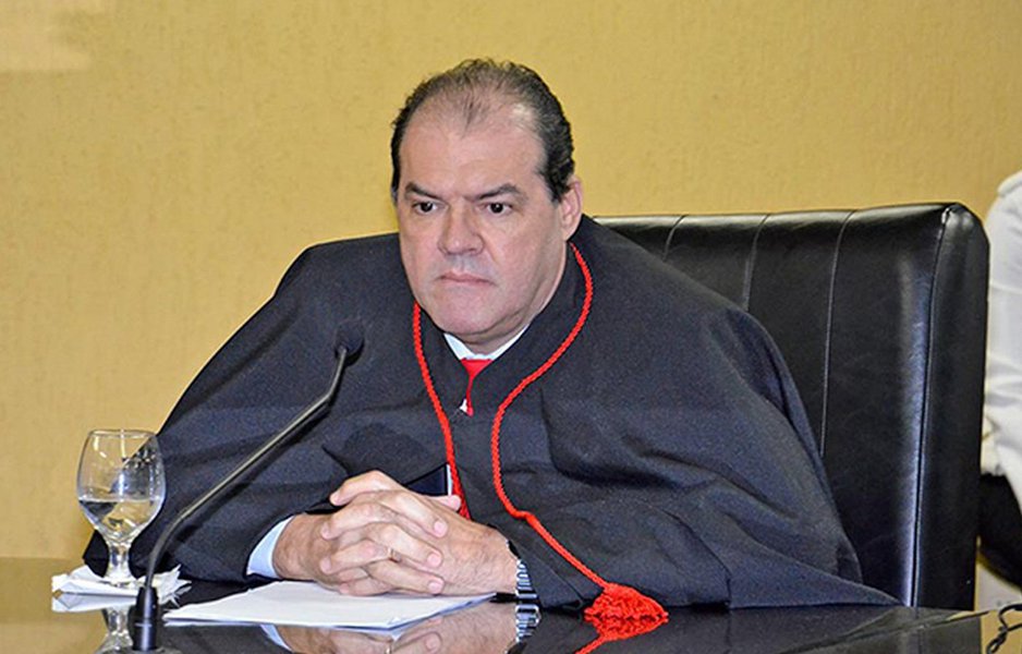 Afastado do cargo de conselheiro do Tribunal de Contas de Alagoas desde agosto de 2016 por crimes de falsidade ideológica e prevaricação cometidos quando presidia o TCE, Cícero Amélio também está sendo acusado de improbidade e nepotismo; nova ação do Ministério Público Estadual pede ao Judiciário alagoano a condenação de Amélio à perda da função pública de conselheiro e suspensão dos direitos políticos por cinco anos (Foto: Voney Malta) Afastado do cargo de conselheiro do Tribunal de Contas de Alagoas desde agosto de 2016 por crimes de falsidade ideológica e prevaricação cometidos quando presidia o TCE, Cícero Amélio também está sendo acusado de improbidade e nepotismo; nova ação do Ministério Público Estadual pede ao Judiciário alagoano a condenação de Amélio à perda da função pública de conselheiro e suspensão dos direitos políticos por cinco anos