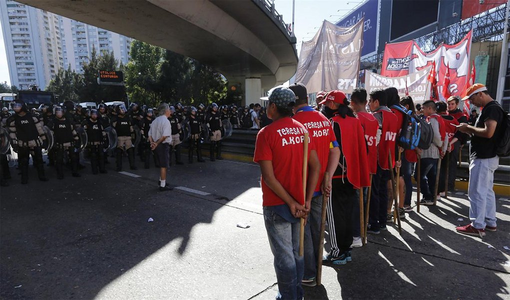 Argentinos em protesto contra medidas de austeridade do governo e exigindo aumentos salariais paralisaram o país na primeira greve geral desde a posse de Mauricio Macri, há 16 meses; policiais e manifestantes se enfrentaram; defensor do livre mercado, presidente argentino assumiu em dezembro de 2015 e eliminou os controles sobre a moeda e o comércio e cortou gastos do governo; pesquisa feita no mês passado mostrou que, pela primeira vez desde que tomou posse, mais argentinos desaprovam do que aprovam seu desempenho (Foto: Paulo Emílio) Argentinos em protesto contra medidas de austeridade do governo e exigindo aumentos salariais paralisaram o país na primeira greve geral desde a posse de Mauricio Macri, há 16 meses; policiais e manifestantes se enfrentaram; defensor do livre mercado, presidente argentino assumiu em dezembro de 2015 e eliminou os controles sobre a moeda e o comércio e cortou gastos do governo; pesquisa feita no mês passado mostrou que, pela primeira vez desde que tomou posse, mais argentinos desaprovam do que aprovam seu desempenho