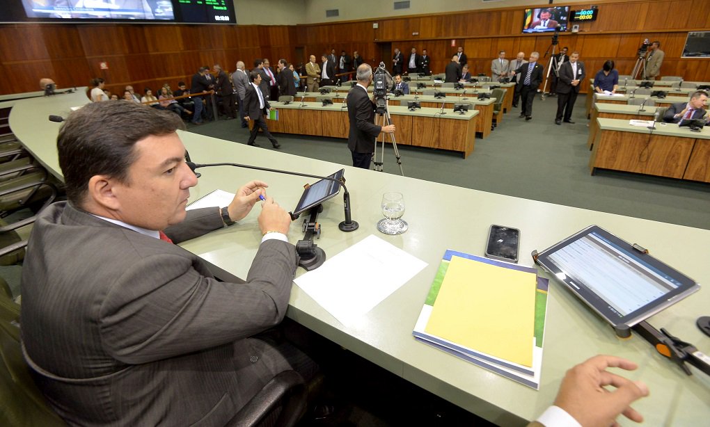 Deputados estaduais da base aliada elogiam o gesto do governador Marconi Perillo de se colocar à disposição para esclarecer as informações a respeito das citações sobre recursos de campanha; o presidente da Assembleia Legislativa, José Vitti (PSDB), afirma que o comportamento do governador é “fundamental” para que a base aliada possa trabalhar com “tranquilidade” no parlamento estadual; “O governador não foi omisso. Mesmo sem ter todos os subsídios para apresentar sua defesa, já se posicionou”, argumenta Vitti (Foto: José Barbacena) Deputados estaduais da base aliada elogiam o gesto do governador Marconi Perillo de se colocar à disposição para esclarecer as informações a respeito das citações sobre recursos de campanha; o presidente da Assembleia Legislativa, José Vitti (PSDB), afirma que o comportamento do governador é “fundamental” para que a base aliada possa trabalhar com “tranquilidade” no parlamento estadual; “O governador não foi omisso. Mesmo sem ter todos os subsídios para apresentar sua defesa, já se posicionou”, argumenta Vitti