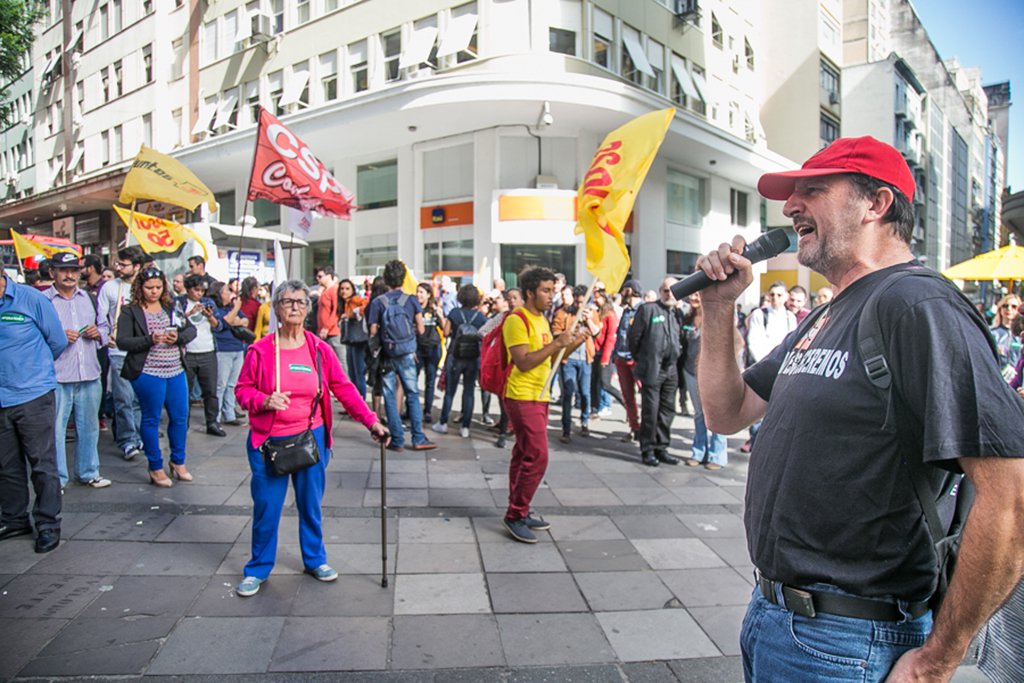 18/05/2017 - PORTO ALEGRE, RS - Ato Fora Temer promovido pelo PSOL na Esquina Democrática. Foto: Guilherme Santos/Sul21 (Foto: Leonardo Lucena) 18/05/2017 - PORTO ALEGRE, RS - Ato Fora Temer promovido pelo PSOL na Esquina Democrática. Foto: Guilherme Santos/Sul21