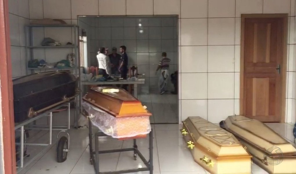 Técnicos da Perícia Oficial e Identificação Técnica (Politec) do Mato Grosso que realizaram os exames de necropsia nos corpos dos nove trabalhadores rurais assassinados na área de Taquaruçu do Norte, a mais de 350 km da zona urbana de Colniza, apontam sinais de tortura nos corpos; alguns dos corpos foram amarrados e outros decapitados, além de apresentarem marcas de enxadadas e facadas, não apenas de tiros. De acordo com a Polícia Civil, pelo menos duas vítimas foram assassinadas a golpes de facão e o restante por tiros de uma arma calibre 12; segundo o comandante da Polícia Militar em Colniza, tenente Hélio Alves Cardoso, até o momento as investigações apontam que as vítimas estavam começando um loteamento irregular na região (Foto: Aquiles Lins) Técnicos da Perícia Oficial e Identificação Técnica (Politec) do Mato Grosso que realizaram os exames de necropsia nos corpos dos nove trabalhadores rurais assassinados na área de Taquaruçu do Norte, a mais de 350 km da zona urbana de Colniza, apontam sinais de tortura nos corpos; alguns dos corpos foram amarrados e outros decapitados, além de apresentarem marcas de enxadadas e facadas, não apenas de tiros. De acordo com a Polícia Civil, pelo menos duas vítimas foram assassinadas a golpes de facão e o restante por tiros de uma arma calibre 12; segundo o comandante da Polícia Militar em Colniza, tenente Hélio Alves Cardoso, até o momento as investigações apontam que as vítimas estavam começando um loteamento irregular na região