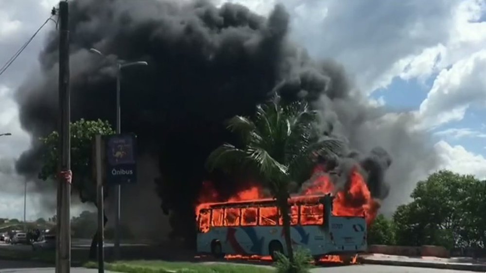 Dezesseis pessoas foram detidas até a noite desta quinta-feira (20) por suspeita de participação nos ataques a ônibus em Fortaleza; as linhas de ônibus trafegam na capital em comboio e com escolta policial; o número total de ônibus alvos de incêndios criminosos chegou a 21; dezenove eram de linhas regulares da capital e região metropolitana, um era fretado e outro era de transporte escolar; além dos veículos de transporte coletivo, três carros de órgãos públicos foram queimados (Foto: Voney Malta) Dezesseis pessoas foram detidas até a noite desta quinta-feira (20) por suspeita de participação nos ataques a ônibus em Fortaleza; as linhas de ônibus trafegam na capital em comboio e com escolta policial; o número total de ônibus alvos de incêndios criminosos chegou a 21; dezenove eram de linhas regulares da capital e região metropolitana, um era fretado e outro era de transporte escolar; além dos veículos de transporte coletivo, três carros de órgãos públicos foram queimados