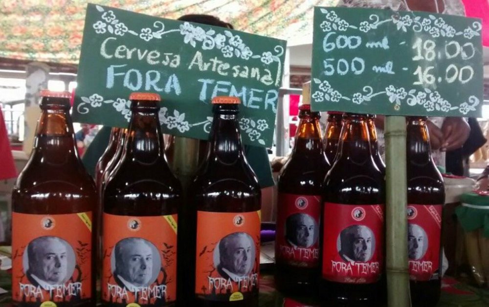 Criado logo após a posse de Michel Temer, o selo especial da cervejaria artesanal Latinoamericana, de um assentamento no Paraná, tem puro malte e leva 20 dias para ficar pronta (Foto: Leonardo Attuch) Criado logo após a posse de Michel Temer, o selo especial da cervejaria artesanal Latinoamericana, de um assentamento no Paraná, tem puro malte e leva 20 dias para ficar pronta