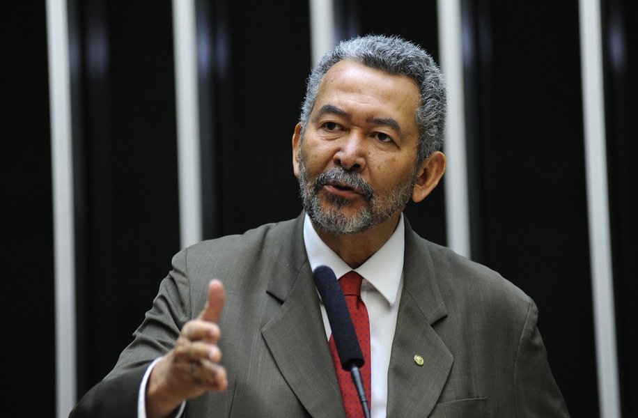 O deputado federal Paulão (PT-AL), que preside a Comissão de Defesa dos Direitos Humanos da Câmara dos Deputados, anunciou que a ação dos jagunços que dispararam seus revólveres no interior de Minas Gerais contra um acampamento de sem terra, com mais de 300 pessoas, será investigada; para ele, a repressão e a criminalização dos movimentos sociais no País tem sido estimulada por setores do atual governo federal (Foto: Voney Malta) O deputado federal Paulão (PT-AL), que preside a Comissão de Defesa dos Direitos Humanos da Câmara dos Deputados, anunciou que a ação dos jagunços que dispararam seus revólveres no interior de Minas Gerais contra um acampamento de sem terra, com mais de 300 pessoas, será investigada; para ele, a repressão e a criminalização dos movimentos sociais no País tem sido estimulada por setores do atual governo federal