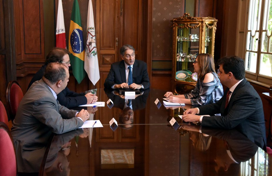 O governador de Minas Gerais, Fernando Pimentel, assinou, no Palácio Liberdade, em Belo Horizonte, despacho que define como prioridade investimento de R$ 38,9 milhões para o início das obras de implementação do sistema de esgotamento sanitário do município de Timóteo, no Território Vale do Aço, pela Copasa; as obras incluem a implantação de estação de tratamento de esgoto (ETE) e têm previsão de término em julho de 2018 (Foto: Leonardo Lucena) O governador de Minas Gerais, Fernando Pimentel, assinou, no Palácio Liberdade, em Belo Horizonte, despacho que define como prioridade investimento de R$ 38,9 milhões para o início das obras de implementação do sistema de esgotamento sanitário do município de Timóteo, no Território Vale do Aço, pela Copasa; as obras incluem a implantação de estação de tratamento de esgoto (ETE) e têm previsão de término em julho de 2018