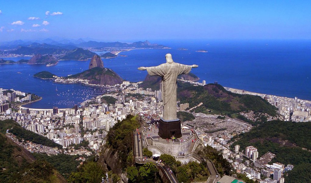 Sem recursos para o básico em uma administração pública, caso dos salários dos servidores, distribuição de remédios e até para o abastecimento de viaturas da polícia, o Rio vive o caos econômico e social; some-se a isso, também, os esquemas de corrupção, a recessão econômica e a retração nas atividades da indústria do petróleo; com tudo isso pronto, junto e misturado, está servido o cardápio da situação falimentar do Rio de Janeiro; previsão é de que o estado viverá uma década de crise, pelo menos (Foto: Voney Malta) Sem recursos para o básico em uma administração pública, caso dos salários dos servidores, distribuição de remédios e até para o abastecimento de viaturas da polícia, o Rio vive o caos econômico e social; some-se a isso, também, os esquemas de corrupção, a recessão econômica e a retração nas atividades da indústria do petróleo; com tudo isso pronto, junto e misturado, está servido o cardápio da situação falimentar do Rio de Janeiro; previsão é de que o estado viverá uma década de crise, pelo menos