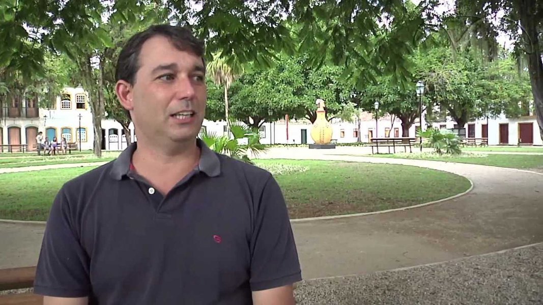 O Tribunal Regional Eleitoral do Rio de Janeiro (TRE-RJ) cassou os diplomas do prefeito e vice-prefeito de Paraty, Carlos José Gama Miranda (foto), o Casé, e Luciano de Oliveira Vidal; ambos, do PMDB, foram acusados de abuso de poder político pelo uso irregular do programa social Paraty, Minha Casa é Aqui e pela prática de conduta vedada a agente público, em função da edição de lei complementar durante período eleitoral para reduzir a carga horária de servidores (Foto: Leonardo Lucena) O Tribunal Regional Eleitoral do Rio de Janeiro (TRE-RJ) cassou os diplomas do prefeito e vice-prefeito de Paraty, Carlos José Gama Miranda (foto), o Casé, e Luciano de Oliveira Vidal; ambos, do PMDB, foram acusados de abuso de poder político pelo uso irregular do programa social Paraty, Minha Casa é Aqui e pela prática de conduta vedada a agente público, em função da edição de lei complementar durante período eleitoral para reduzir a carga horária de servidores