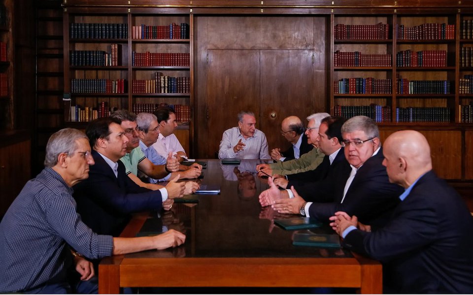 Essa foi a decisão do grupo reunido por Michel Temer na noite de ontem para tentar demonstrar ao mercado financeiro que, apesar da lista de Fachin, a reforma da Previdência será tocada adiante; Temer foi citado como responsável por uma propina de US$ 40 milhões na Petrobras e oito de seus ministros são investigados (Foto: Leonardo Attuch) Essa foi a decisão do grupo reunido por Michel Temer na noite de ontem para tentar demonstrar ao mercado financeiro que, apesar da lista de Fachin, a reforma da Previdência será tocada adiante; Temer foi citado como responsável por uma propina de US$ 40 milhões na Petrobras e oito de seus ministros são investigados