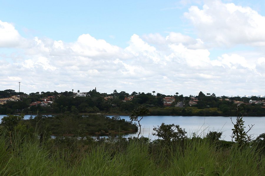 A Enfil S.A Controle Ambiental, empresa especializada em montagem e fabricação de equipamentos para tratamento de água, venceu a licitação para captação emergencial no Lago Paranoá; o Subsistema Produtor do Lago Norte vai reforçar o Descoberto em 700 litros por segundo; o preço ficou em R$ 42 milhões, 15% abaixo do inicialmente previsto; em 31 de março, data da publicação do pregão eletrônico no Diário Oficial do DF, o valor estimado era de R$ 49,4 milhões, parte dos R$ 55 milhões liberados pelo Ministério da Integração Nacional; a empresa terá 240 dias para executar os trabalhos (Foto: Leonardo Lucena) A Enfil S.A Controle Ambiental, empresa especializada em montagem e fabricação de equipamentos para tratamento de água, venceu a licitação para captação emergencial no Lago Paranoá; o Subsistema Produtor do Lago Norte vai reforçar o Descoberto em 700 litros por segundo; o preço ficou em R$ 42 milhões, 15% abaixo do inicialmente previsto; em 31 de março, data da publicação do pregão eletrônico no Diário Oficial do DF, o valor estimado era de R$ 49,4 milhões, parte dos R$ 55 milhões liberados pelo Ministério da Integração Nacional; a empresa terá 240 dias para executar os trabalhos