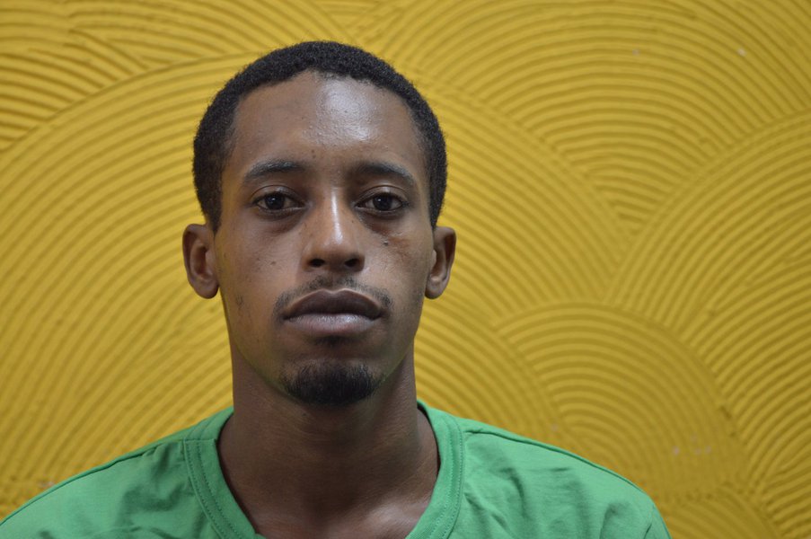 Preso em junho de 2013 por suposta prática de porte de aparato incendiário ou explosivo quando levava apenas duas garrafas plásticas de produtos de limpeza, o catador de latas Rafael Braga Vieira foi condenado à pena de 11 anos e três meses de reclusão, além do pagamento de R$ 1.687; negro, pobre e favelado, Rafael Braga é o único condenado preso no contexto das jornadas de junho de 2013; a sentença foi publicada no portal do TJRJ (Foto: Leonardo Lucena) Preso em junho de 2013 por suposta prática de porte de aparato incendiário ou explosivo quando levava apenas duas garrafas plásticas de produtos de limpeza, o catador de latas Rafael Braga Vieira foi condenado à pena de 11 anos e três meses de reclusão, além do pagamento de R$ 1.687; negro, pobre e favelado, Rafael Braga é o único condenado preso no contexto das jornadas de junho de 2013; a sentença foi publicada no portal do TJRJ