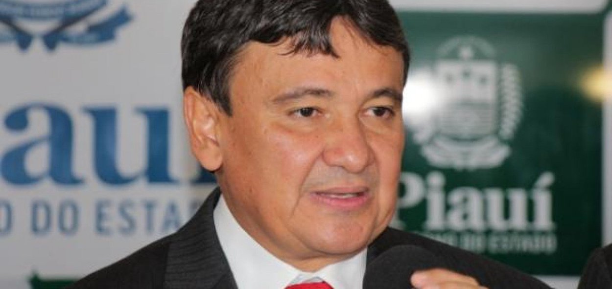 Governador Wellington Dias entende que o Brasil precisa, o mais urgente possível, sair dessa crise institucional, política e moral que assola o país, prejudica a economia e amedronta o cidadão; Dias afirma que o povo foi para as ruas e exigiu que o Brasil sai desse marasmo, que as instituições funcionem e que a ética, a dignidade e o interesse publico prevaleçam; "Por que, claramente, há uma vontade do povo. E o nosso primeiro artigo da constituição diz que o poder emana do povo", lembra o governador (Foto: Leonardo Lucena) Governador Wellington Dias entende que o Brasil precisa, o mais urgente possível, sair dessa crise institucional, política e moral que assola o país, prejudica a economia e amedronta o cidadão; Dias afirma que o povo foi para as ruas e exigiu que o Brasil sai desse marasmo, que as instituições funcionem e que a ética, a dignidade e o interesse publico prevaleçam; "Por que, claramente, há uma vontade do povo. E o nosso primeiro artigo da constituição diz que o poder emana do povo", lembra o governador