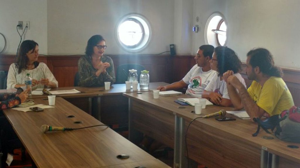 O governo de Minas apresentou a "Estratégia de Enfrentamento da Pobreza no Campo – Novos Encontros" a representantes do Movimento dos Atingidos por Barragens (MAB); de acordo com a secretária de Estado do Trabalho e Desenvolvimento Social, Rosilene Rocha, a Sedese deve encaminhar à Assembleia Legislativa, ainda neste semestre, um projeto de lei para a criação do Plano Estadual de Enfrentamento da Pobreza no Campo, para garantir políticas públicas sólidas para a população do campo, especialmente os segmentos considerados vulneráveis em Minas (Foto: Leonardo Lucena) O governo de Minas apresentou a "Estratégia de Enfrentamento da Pobreza no Campo – Novos Encontros" a representantes do Movimento dos Atingidos por Barragens (MAB); de acordo com a secretária de Estado do Trabalho e Desenvolvimento Social, Rosilene Rocha, a Sedese deve encaminhar à Assembleia Legislativa, ainda neste semestre, um projeto de lei para a criação do Plano Estadual de Enfrentamento da Pobreza no Campo, para garantir políticas públicas sólidas para a população do campo, especialmente os segmentos considerados vulneráveis em Minas