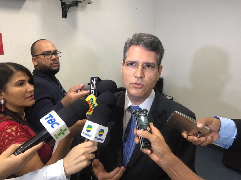 Em entrevista na tarde desta quarta-feira, o deputado estadual Francisco Júnior anunciou avanços na discussão com o governo do Estado em pontos fundamentais da PEC dos Gastos, que está em tramitação na Assembleia Legislativa; deputado garantiu que “o quinquênio será assegurado para todos os servidores, assim como o pagamento de vale-alimentação, a realização de concursos públicos e progressão para os trabalhadores da saúde” (Foto: José Barbacena) Em entrevista na tarde desta quarta-feira, o deputado estadual Francisco Júnior anunciou avanços na discussão com o governo do Estado em pontos fundamentais da PEC dos Gastos, que está em tramitação na Assembleia Legislativa; deputado garantiu que “o quinquênio será assegurado para todos os servidores, assim como o pagamento de vale-alimentação, a realização de concursos públicos e progressão para os trabalhadores da saúde”