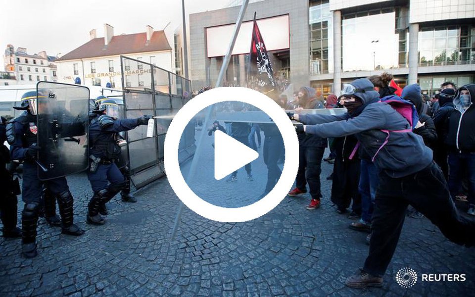 Seis pessoas ficaram feridas, entre elas três policiais, em protestos organizados em Paris contra o resultado do primeiro turno das eleições presidenciais francesas, informou nesta segunda-feira (24) à agência Efe a polícia local; além disso, 29 manifestantes foram detidos; praças da Bastilha e da República foram palco dos manifestos contra a passagem para o segundo turno da ultradireitista Marine Le Pen e do social liberal Emmanuel Macron (Foto: Aquiles Lins) Seis pessoas ficaram feridas, entre elas três policiais, em protestos organizados em Paris contra o resultado do primeiro turno das eleições presidenciais francesas, informou nesta segunda-feira (24) à agência Efe a polícia local; além disso, 29 manifestantes foram detidos; praças da Bastilha e da República foram palco dos manifestos contra a passagem para o segundo turno da ultradireitista Marine Le Pen e do social liberal Emmanuel Macron
