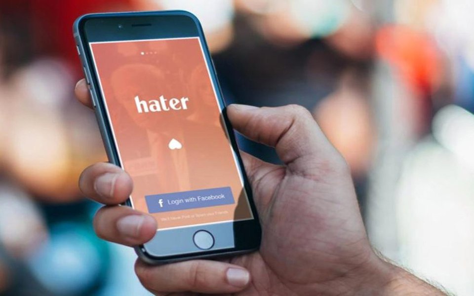 Gabinete de governo alemão aprovou nesta quarta-feira, 5, um projeto de lei que prevê multas de até 50 milhões de euros contra os gigantes da indústria online que não removerem em uma semana discurso de ódio e as chamadas "fake news" (notícias falsas) divulgadas por usuários em suas plataformas; proposta ainda precisa da aprovação do Parlamento; se a lei for aprovada, as empresas como Twitter e Facebook terão 24 horas para remover qualquer comentário que visivelmente fere a lei alemã depois de serem denunciados por usuários (Foto: Aquiles Lins) Gabinete de governo alemão aprovou nesta quarta-feira, 5, um projeto de lei que prevê multas de até 50 milhões de euros contra os gigantes da indústria online que não removerem em uma semana discurso de ódio e as chamadas "fake news" (notícias falsas) divulgadas por usuários em suas plataformas; proposta ainda precisa da aprovação do Parlamento; se a lei for aprovada, as empresas como Twitter e Facebook terão 24 horas para remover qualquer comentário que visivelmente fere a lei alemã depois de serem denunciados por usuários