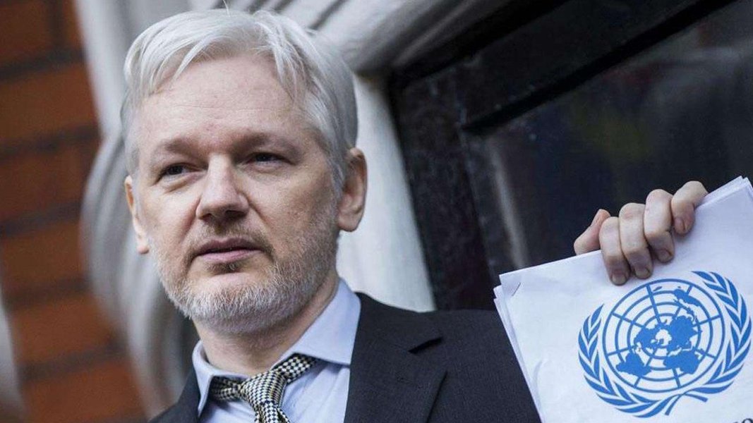 Procurador-geral dos Estados Unidos, Jeff Sessions, afirmou na noite da última quinta-feira (20), durante uma coletiva de imprensa, que a prisão do fundador do WikiLeaks, Julian Assange, é considerada uma "prioridade" pelo presidente Donald Trump; segundo Sessions, o Departamento de Justiça está preparando atos de acusação contra o australiano e outros membros da organização, que já divulgou milhares de documentos diplomáticos e militares sigilosos dos EUA; "Temos profissionais que estão na segurança dos EUA há anos e estão chocados com o número de documentos vazados", disse (Foto: Aquiles Lins) Procurador-geral dos Estados Unidos, Jeff Sessions, afirmou na noite da última quinta-feira (20), durante uma coletiva de imprensa, que a prisão do fundador do WikiLeaks, Julian Assange, é considerada uma "prioridade" pelo presidente Donald Trump; segundo Sessions, o Departamento de Justiça está preparando atos de acusação contra o australiano e outros membros da organização, que já divulgou milhares de documentos diplomáticos e militares sigilosos dos EUA; "Temos profissionais que estão na segurança dos EUA há anos e estão chocados com o número de documentos vazados", disse