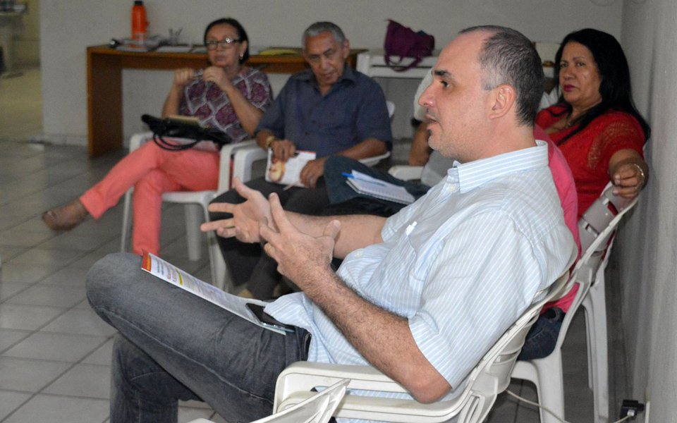 Os técnicos da Fazenda Estadual do Piauí vão paralisar suas atividades nesta sexta-feira, 28, em adesão à greve nacional; a paralisação de 24 horas, que mobiliza trabalhadores de todos o país, é um alerta da população ao governo federal contra as propostas de reforma Previdenciária, Trabalhista e a recém-aprovada terceirização das atividades meio e fim; "É inaceitável que somente o trabalhador pague a conta, mais uma vez, pela má gestão do país. Portanto, é hora de lutar, reivindicar e nos mobilizar contra esse desmonte da legislação trabalhista e o fim da aposentadoria. Não vamos permitir! ", frisa o diretor do Sintfepi, Augusto Muller (Foto: Leonardo Lucena) Os técnicos da Fazenda Estadual do Piauí vão paralisar suas atividades nesta sexta-feira, 28, em adesão à greve nacional; a paralisação de 24 horas, que mobiliza trabalhadores de todos o país, é um alerta da população ao governo federal contra as propostas de reforma Previdenciária, Trabalhista e a recém-aprovada terceirização das atividades meio e fim; "É inaceitável que somente o trabalhador pague a conta, mais uma vez, pela má gestão do país. Portanto, é hora de lutar, reivindicar e nos mobilizar contra esse desmonte da legislação trabalhista e o fim da aposentadoria. Não vamos permitir! ", frisa o diretor do Sintfepi, Augusto Muller