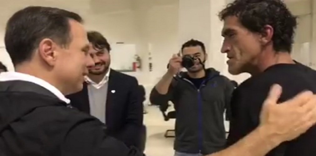 O prefeito João Doria visitou no início da madrugada desta sexta-feira o morador de rua Samir, que foi agredido por homens da Guarda Civil da prefeitura, durante uma abordagem realizada na quarta-feira; Doria postou o vídeo da visita em suas redes sociais sociais e disse que os agentes envolvidos na agressão já foram afastados e vão receber punição; Doria também afirmou que a prefeitura vai viabilizar empregos para Samir e sua mulher (Foto: José Barbacena) O prefeito João Doria visitou no início da madrugada desta sexta-feira o morador de rua Samir, que foi agredido por homens da Guarda Civil da prefeitura, durante uma abordagem realizada na quarta-feira; Doria postou o vídeo da visita em suas redes sociais sociais e disse que os agentes envolvidos na agressão já foram afastados e vão receber punição; Doria também afirmou que a prefeitura vai viabilizar empregos para Samir e sua mulher