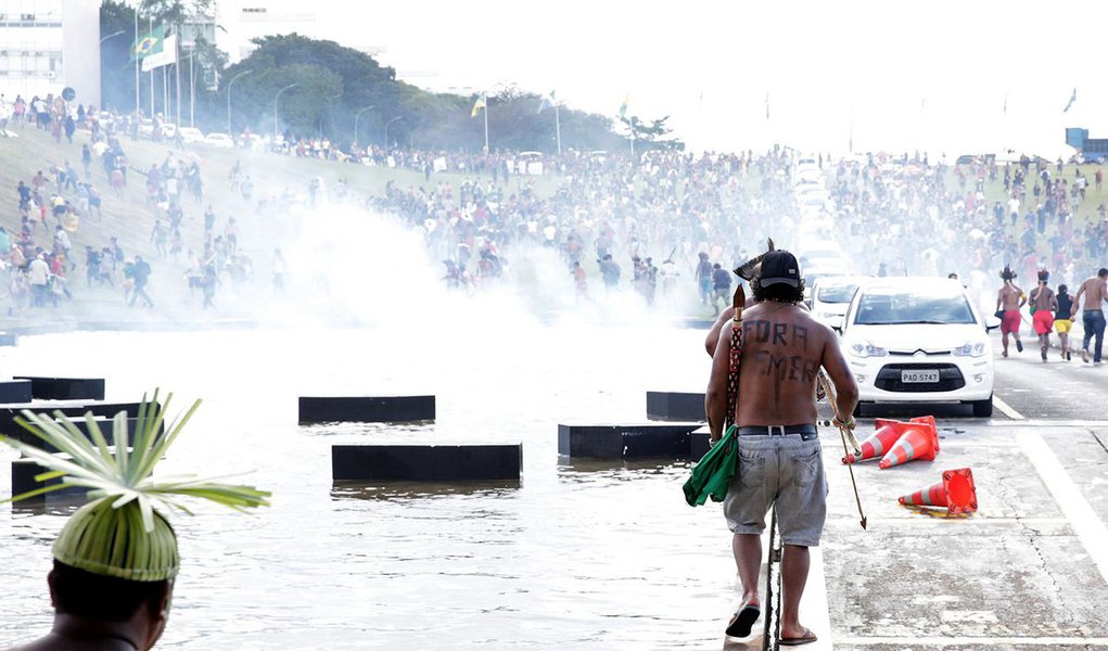 Polícia Militar acaba de reprimir violentamente um protesto pacífico de comunidades indígenas em frente ao Congresso Nacional, em Brasília (DF). Mais de 3 mil índios estão no local para a 14ª edição do Acampamento Terra Livre, mobilização que luta pelos direitos dos povos indígenas e demarcação de terras (Foto: Aquiles Lins) Polícia Militar acaba de reprimir violentamente um protesto pacífico de comunidades indígenas em frente ao Congresso Nacional, em Brasília (DF). Mais de 3 mil índios estão no local para a 14ª edição do Acampamento Terra Livre, mobilização que luta pelos direitos dos povos indígenas e demarcação de terras