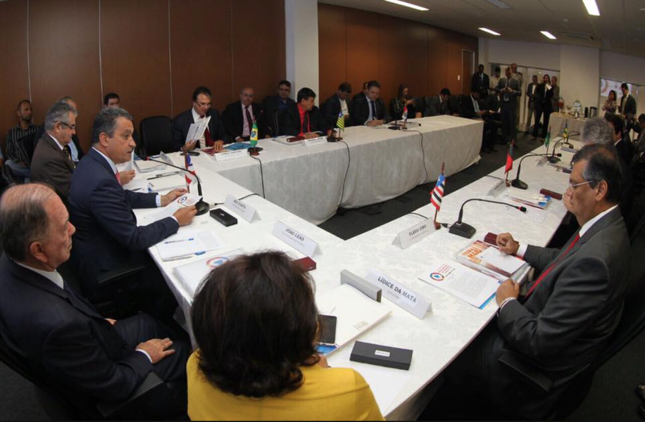 Reunidos nesta quinta-feira (11) em Salvador (BA), os governadores do Nordeste assinaram uma carta cobrando apoio do Governo Federal sobre a situação da segurança pública dos estados, proposta pelo chefe do Executivo do Ceará, Camilo Santana (PT); gestores propuseram ainda, entre outros temas, a criação de um Plano Nacional de Segurança, com orçamento próprio, para ajudar no melhor aparelhamento das polícias estaduais; e a ampliação dos presídios federais de segurança máxima (Foto: Rodrigo Rocha) Reunidos nesta quinta-feira (11) em Salvador (BA), os governadores do Nordeste assinaram uma carta cobrando apoio do Governo Federal sobre a situação da segurança pública dos estados, proposta pelo chefe do Executivo do Ceará, Camilo Santana (PT); gestores propuseram ainda, entre outros temas, a criação de um Plano Nacional de Segurança, com orçamento próprio, para ajudar no melhor aparelhamento das polícias estaduais; e a ampliação dos presídios federais de segurança máxima