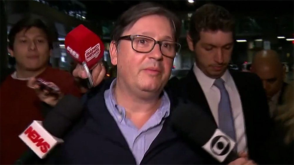 "Não entendi até agora por que o deputado Rocha Loures não foi preso em flagrante pela Polícia Federal no momento em que foi flagrado correndo na calçada em atitude suspeita com uma mala contendo 500 mil reais. Em vez de apenas filmarem o delinquente, os policiais deveriam dar-lhe voz de prisão ali mesmo e fazê-lo explicar por que e em nome de quem ele estava recebendo aquela fortuna", coloca o jornalista Alex Solnik; "Ah, mas era deputado, não podia ser preso. Podia sim, em flagrante, pode", lembra o colunista; "Não há prova mais indiscutível que o flagrante", lembra ele (Foto: Alex Solnik) "Não entendi até agora por que o deputado Rocha Loures não foi preso em flagrante pela Polícia Federal no momento em que foi flagrado correndo na calçada em atitude suspeita com uma mala contendo 500 mil reais. Em vez de apenas filmarem o delinquente, os policiais deveriam dar-lhe voz de prisão ali mesmo e fazê-lo explicar por que e em nome de quem ele estava recebendo aquela fortuna", coloca o jornalista Alex Solnik; "Ah, mas era deputado, não podia ser preso. Podia sim, em flagrante, pode", lembra o colunista; "Não há prova mais indiscutível que o flagrante", lembra ele