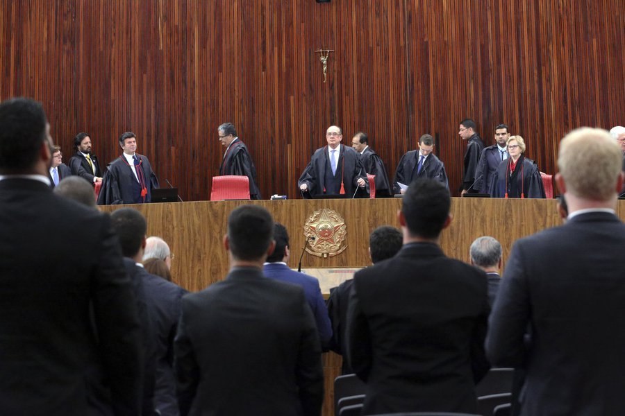 "Se alguém tinha ilusões com o julgamento da chapa Dilma-Temer pelo TSE, é bom ir enfiando a viola no saco. A sessão de abertura do julgamento deixou claro como será o jogo: com prazos, recursos e procrastinações, o julgamento vai terminar quando Temer não for mais presidente", diz a colunista do 247 Tereza Cruvinel; "O TSE continua tendo pela frente um dilema. Atuar de modo a revalorizar a crença na Justiça ou fazer mais do mesmo e do de sempre. Os sinais estão claros: este julgamento é para inglês ver, para fazer de conta que o país é sério mas, por ora, não convenceu ingleses nem outros estrangeiros. Talvez um clamor muito grande por um basta, vindo de todo o Brasil, seja ouvido pelos juízes de Brasília" (Foto: Tereza Cruvinel) "Se alguém tinha ilusões com o julgamento da chapa Dilma-Temer pelo TSE, é bom ir enfiando a viola no saco. A sessão de abertura do julgamento deixou claro como será o jogo: com prazos, recursos e procrastinações, o julgamento vai terminar quando Temer não for mais presidente", diz a colunista do 247 Tereza Cruvinel; "O TSE continua tendo pela frente um dilema. Atuar de modo a revalorizar a crença na Justiça ou fazer mais do mesmo e do de sempre. Os sinais estão claros: este julgamento é para inglês ver, para fazer de conta que o país é sério mas, por ora, não convenceu ingleses nem outros estrangeiros. Talvez um clamor muito grande por um basta, vindo de todo o Brasil, seja ouvido pelos juízes de Brasília"