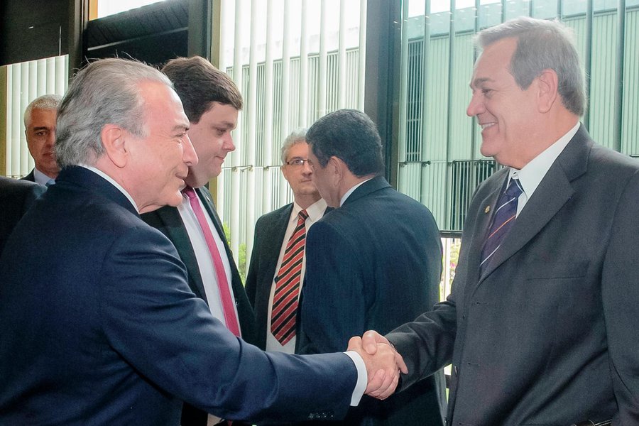 O líder da bancada alagoana na Câmara, deputado federal Ronaldo Lessa (PDT), disse acreditar que a crise é preocupante e que o presidente Michel Temer não vai renunciar; "Os fatos estão mudando muito rapidamente e a cada hora surgem novas informações. Não acredito que o presidente Temer renuncie. Ele quer ouvir as gravações e com certeza deve apresentar alguma defesa, mas se for comprovado que ele realmente deu o aval, vamos trabalhar pelo impeachment", explicou (Foto: Voney Malta) O líder da bancada alagoana na Câmara, deputado federal Ronaldo Lessa (PDT), disse acreditar que a crise é preocupante e que o presidente Michel Temer não vai renunciar; "Os fatos estão mudando muito rapidamente e a cada hora surgem novas informações. Não acredito que o presidente Temer renuncie. Ele quer ouvir as gravações e com certeza deve apresentar alguma defesa, mas se for comprovado que ele realmente deu o aval, vamos trabalhar pelo impeachment", explicou