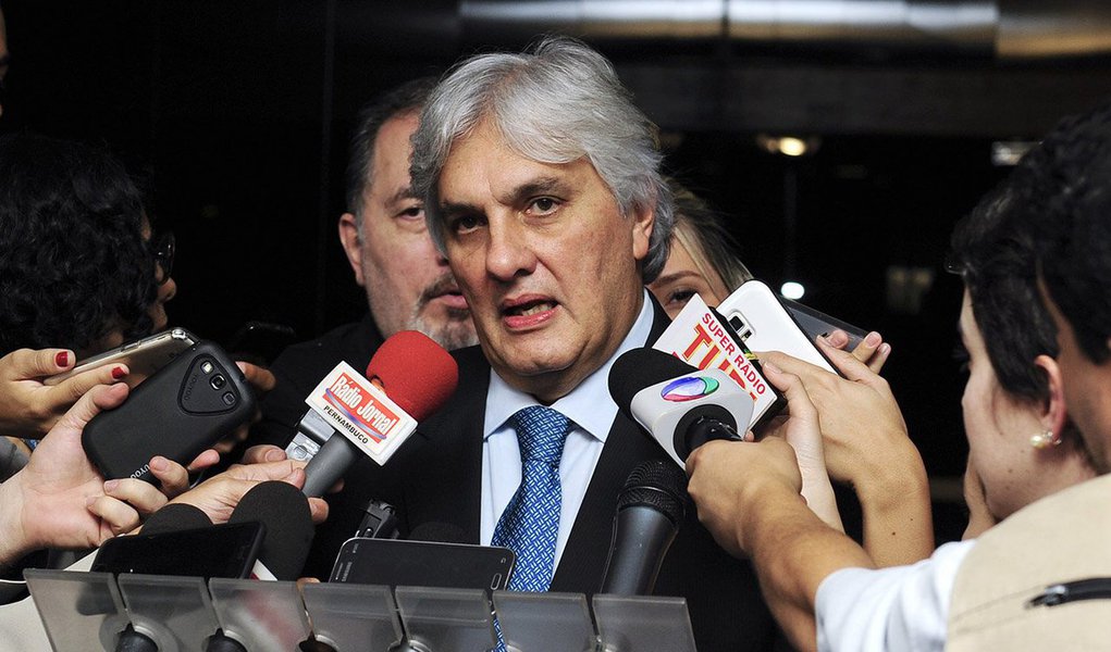 Procuradoria-Geral da República (PGR) avalia a possibilidade de romper o acordo de delação premiada do senador cassado Delcídio Amaral (sem partido-MS) homologado em 2016; em seu acordo, Delcídio foi taxativo ao afirmar que não recebeu qualquer valor em propina atrelada à Refinaria de Pasadena (EUA); no entanto, o ex-diretor da Odebrecht Rogério Araújo relatou aos investigadores que o ex-diretor de Serviços da Petrobras Renato Duque falou de uma reunião, em 2006, na qual a UTC Engenharia se comprometeu a pagar R$ 4 milhões a Delcídio, tendo como contrapartida a participação da empresa na obra de ampliação da refinaria nos EUA; Araújo também abordou pedido de Nestor Cerveró, em 2010, para pagamento de contribuição à campanha de Delcídio (Foto: Aquiles Lins) Procuradoria-Geral da República (PGR) avalia a possibilidade de romper o acordo de delação premiada do senador cassado Delcídio Amaral (sem partido-MS) homologado em 2016; em seu acordo, Delcídio foi taxativo ao afirmar que não recebeu qualquer valor em propina atrelada à Refinaria de Pasadena (EUA); no entanto, o ex-diretor da Odebrecht Rogério Araújo relatou aos investigadores que o ex-diretor de Serviços da Petrobras Renato Duque falou de uma reunião, em 2006, na qual a UTC Engenharia se comprometeu a pagar R$ 4 milhões a Delcídio, tendo como contrapartida a participação da empresa na obra de ampliação da refinaria nos EUA; Araújo também abordou pedido de Nestor Cerveró, em 2010, para pagamento de contribuição à campanha de Delcídio