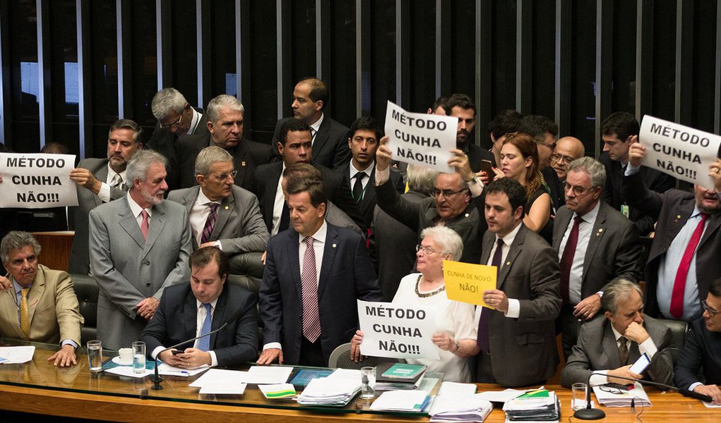 Reforma trabalhista proposta pelo governo de Michel Temer, enquanto recua e avança na Câmara dos Deputados, tem tido cada um dos seus argumentos -- e o próprio projeto em sua totalidade -- combatidos por juristas, sociólogos e parlamentares de diferentes partidos, entre diversos manifestos de entidades; "O projeto como um todo só tem dispositivos que geram precarização no trabalho, reduzem direitos e impedem o acesso à justiça pelo trabalhador. São mais de 200 dispositivos neste sentido", diz Jorge Luiz Souto Maior, juiz do trabalho e professor livre-docente da Faculdade de Direito da USP (Foto: Aquiles Lins) Reforma trabalhista proposta pelo governo de Michel Temer, enquanto recua e avança na Câmara dos Deputados, tem tido cada um dos seus argumentos -- e o próprio projeto em sua totalidade -- combatidos por juristas, sociólogos e parlamentares de diferentes partidos, entre diversos manifestos de entidades; "O projeto como um todo só tem dispositivos que geram precarização no trabalho, reduzem direitos e impedem o acesso à justiça pelo trabalhador. São mais de 200 dispositivos neste sentido", diz Jorge Luiz Souto Maior, juiz do trabalho e professor livre-docente da Faculdade de Direito da USP