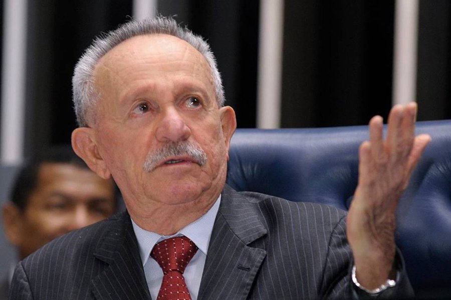 O Tribunal Regional Federal da 4ª Região (TRF4) negou recurso do senador Benedito de Lira (PP-AL) e manteve a indisponibilidade de seus bens; segundo a acussação, enquanto era deputado federal, o senador teria recebido vantagens indevidas por meio de Alberto Youssef que chegariam a R$ 2,6 milhões para pagamento de despesas com a campanha eleitoral de 2010; propina procedia de contratos superfaturados entre as empreiteiras investigadas e a Petrobras (Foto: Voney Malta) O Tribunal Regional Federal da 4ª Região (TRF4) negou recurso do senador Benedito de Lira (PP-AL) e manteve a indisponibilidade de seus bens; segundo a acussação, enquanto era deputado federal, o senador teria recebido vantagens indevidas por meio de Alberto Youssef que chegariam a R$ 2,6 milhões para pagamento de despesas com a campanha eleitoral de 2010; propina procedia de contratos superfaturados entre as empreiteiras investigadas e a Petrobras