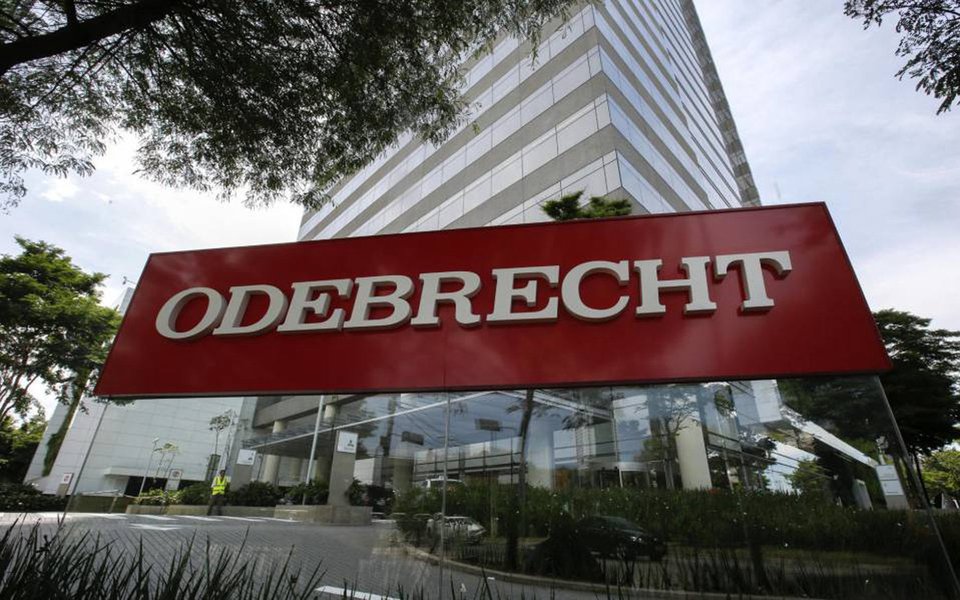 Juiz norte-americano sentenciou nesta segunda-feira a Odebrecht a pagar 2,6 bilhões de dólares em multas em caso criminal de corrupção, assinando acordo entre a empresa e autoridades brasileiras, norte-americanas e suíças; juiz distrital Raymond Dearie disse em uma audiência na corte federal do Brooklyn que cerca de 93 milhões de dólares serão destinados aos EUA, 2,39 bilhões de dólares ao Brasil e 116 milhões de dólares à Suíça (Foto: Aquiles Lins) Juiz norte-americano sentenciou nesta segunda-feira a Odebrecht a pagar 2,6 bilhões de dólares em multas em caso criminal de corrupção, assinando acordo entre a empresa e autoridades brasileiras, norte-americanas e suíças; juiz distrital Raymond Dearie disse em uma audiência na corte federal do Brooklyn que cerca de 93 milhões de dólares serão destinados aos EUA, 2,39 bilhões de dólares ao Brasil e 116 milhões de dólares à Suíça