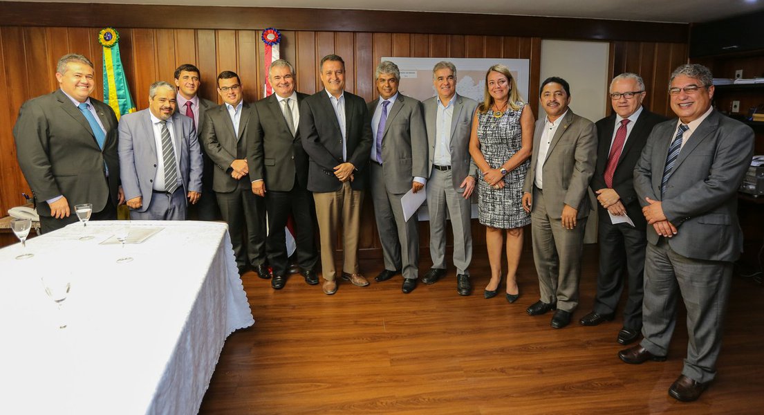 O governador Rui Costa reuniu num almoço nesta segunda-feira os líderes dos partidos que compõem sua base na Assembleia Legislativa para articular a votação de projetos importantes do Executivo; há quatros proposições do governo trancando a pauta de votações do Legislativo, todos com tramitação em regime de urgência; considerado 'polêmico' é o que prevê 'maior controle sobre os afastamentos para tratamento de saúde dos servidores'; "O projeto está causando uma incompreensão. Muitos servidores, por exemplo, são do interior e precisarão vir a Salvador para passar pela Junta Médica. Isso precisa ser mais bem compreendido" diz o líder do PSD na Assembleia, deputado Adolfo Menezes (Foto: Romulo Faro) O governador Rui Costa reuniu num almoço nesta segunda-feira os líderes dos partidos que compõem sua base na Assembleia Legislativa para articular a votação de projetos importantes do Executivo; há quatros proposições do governo trancando a pauta de votações do Legislativo, todos com tramitação em regime de urgência; considerado 'polêmico' é o que prevê 'maior controle sobre os afastamentos para tratamento de saúde dos servidores'; "O projeto está causando uma incompreensão. Muitos servidores, por exemplo, são do interior e precisarão vir a Salvador para passar pela Junta Médica. Isso precisa ser mais bem compreendido" diz o líder do PSD na Assembleia, deputado Adolfo Menezes