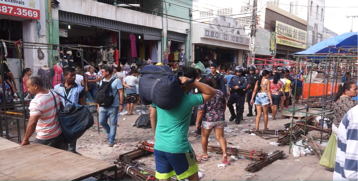 A partir das 16h desta quarta-feira (19), cerca de cinco mil feirantes da José Avelino irão realizar protesto contra a Prefeitura de Fortaleza. Os manifestantes querem permanecer na área, mas o prefeito Roberto Cláudio (PDT) já avisou que a feira vai ter que deixar o local no próximo mês (Foto: Rodrigo Rocha) A partir das 16h desta quarta-feira (19), cerca de cinco mil feirantes da José Avelino irão realizar protesto contra a Prefeitura de Fortaleza. Os manifestantes querem permanecer na área, mas o prefeito Roberto Cláudio (PDT) já avisou que a feira vai ter que deixar o local no próximo mês