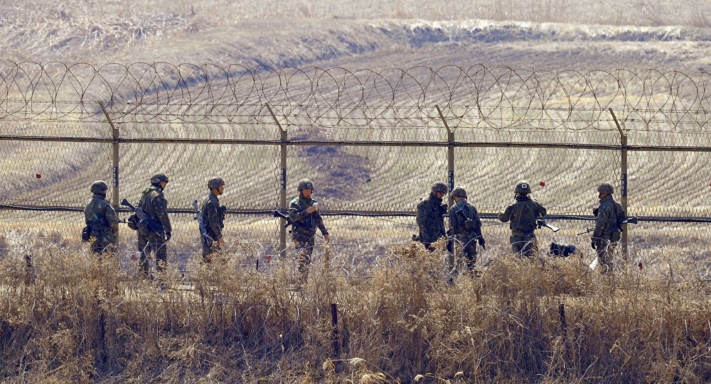 Tropas da Coreia do Sul abriram fogo contra um "objeto não identificado" que voava através da fronteira fortificada com a Coreia do Norte na madrugada desta quarta-feira (horário local), informaram as autoridades sul-coreanas à agência local Yonhap; militares detectaram o objeto ultrapassando a chamada Linha de Demarcação Militar (MDL), direção ao sul na área de Chorwon, na província oriental de Gangwon, por volta das 4h, de acordo com os Chefes de Estado Maior Conjunto (JCS) (Foto: Aquiles Lins) Tropas da Coreia do Sul abriram fogo contra um "objeto não identificado" que voava através da fronteira fortificada com a Coreia do Norte na madrugada desta quarta-feira (horário local), informaram as autoridades sul-coreanas à agência local Yonhap; militares detectaram o objeto ultrapassando a chamada Linha de Demarcação Militar (MDL), direção ao sul na área de Chorwon, na província oriental de Gangwon, por volta das 4h, de acordo com os Chefes de Estado Maior Conjunto (JCS)