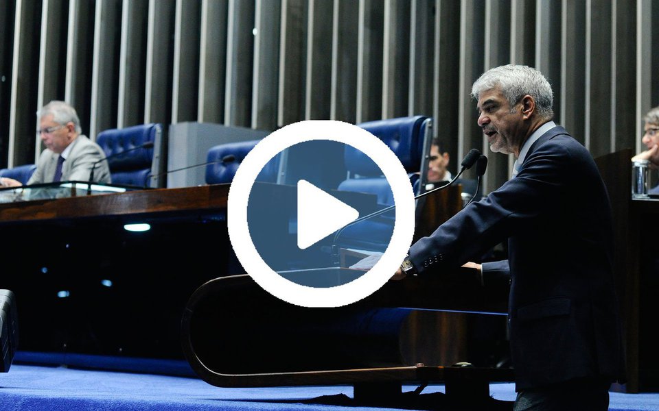 Mesmo com o recuo do governo Michel Temer (PMDB) em alguns pontos do projeto da reforma da Previdência, o líder da oposição no Senado, Humberto Costa (PT-PE), afirmou que a oposição, juntamente com os trabalhadores, entidades sindicais e movimentos sociais, vai seguir na luta para enterrar de vez a proposta; "O que o Palácio do Planalto mandou fazer, sem nem mesmo retirar da Câmara o projeto, não muda em absolutamente nada o caráter nefasto da iniciativa. O governo acabou, mas a luta continua", destacou (Foto: Paulo Emílio) Mesmo com o recuo do governo Michel Temer (PMDB) em alguns pontos do projeto da reforma da Previdência, o líder da oposição no Senado, Humberto Costa (PT-PE), afirmou que a oposição, juntamente com os trabalhadores, entidades sindicais e movimentos sociais, vai seguir na luta para enterrar de vez a proposta; "O que o Palácio do Planalto mandou fazer, sem nem mesmo retirar da Câmara o projeto, não muda em absolutamente nada o caráter nefasto da iniciativa. O governo acabou, mas a luta continua", destacou