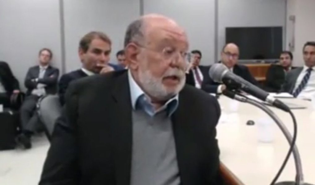 Colunista do Cafezinho Bajonas Teixeira classificou como "incrivelmente idiota" o argumento usado pelo sócio da OAS contra o ex-presidente Lula, ao acusá-lo de ordenar destruir provas, mas não vender o triplex do Guarujá; "Isso equivaleria a um chefe de quadrilha que ordenasse ao seu bando: 'escondam o dinheiro do assalto mas deixem os corpos dos guardas assassinados bem visíveis na minha sala de estar'", diz; "Talvez uma criança de cinco anos, ou um adolescente formado pela escola sem partido, pudessem ser ludibriados pela farsa montada pelo ex-presidente da OAS. Mas um adulto com um mínimo de capacidade de reflexão, jamais se deixaria convencer pela construção primária dos fatos e pelas inconsistências dessas denúncias" (Foto: Aquiles Lins) Colunista do Cafezinho Bajonas Teixeira classificou como "incrivelmente idiota" o argumento usado pelo sócio da OAS contra o ex-presidente Lula, ao acusá-lo de ordenar destruir provas, mas não vender o triplex do Guarujá; "Isso equivaleria a um chefe de quadrilha que ordenasse ao seu bando: 'escondam o dinheiro do assalto mas deixem os corpos dos guardas assassinados bem visíveis na minha sala de estar'", diz; "Talvez uma criança de cinco anos, ou um adolescente formado pela escola sem partido, pudessem ser ludibriados pela farsa montada pelo ex-presidente da OAS. Mas um adulto com um mínimo de capacidade de reflexão, jamais se deixaria convencer pela construção primária dos fatos e pelas inconsistências dessas denúncias"