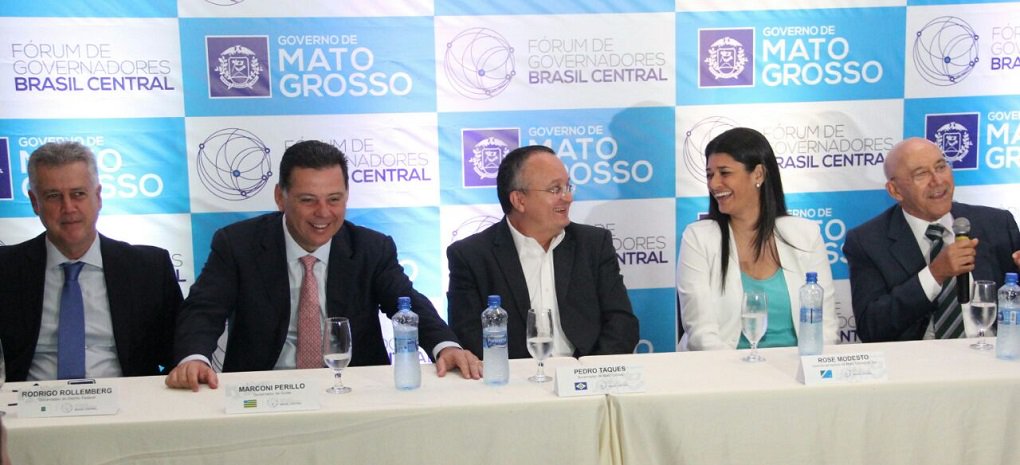 Inserida na pauta da 2ª Reunião do ano do Fórum de Governadores do Brasil Central que ocorre em Cuiabá (MT) como tema de destaque do encontro, a Reforma da Previdência dominou o debate; Marconi Perillo, Pedro Taques (MT), Marcelo Miranda (TO), Rodrigo Rollemberg (DF), Confúcio Moura (RO), Rose Modesto, vice-governadora (MS) e Carlos Brandão, veem necessidade de reunião com Michel Temer para discutir a reforma previdenciária; Marconi Perillo disse que a situação fiscal dos estados é preocupante; em Goiás, segundo ele, o principal problema é a previdência; “Nosso déficit previdenciário este ano é de R$ 1,96 bilhão, com a previsão de um déficit financeiro de R$ 1 bilhão. Ou seja, se nós não tivéssemos esse déficit previdenciário, o Estado teria R$ 1 bilhão para investir”, pontuou (Foto: José Barbacena) Inserida na pauta da 2ª Reunião do ano do Fórum de Governadores do Brasil Central que ocorre em Cuiabá (MT) como tema de destaque do encontro, a Reforma da Previdência dominou o debate; Marconi Perillo, Pedro Taques (MT), Marcelo Miranda (TO), Rodrigo Rollemberg (DF), Confúcio Moura (RO), Rose Modesto, vice-governadora (MS) e Carlos Brandão, veem necessidade de reunião com Michel Temer para discutir a reforma previdenciária; Marconi Perillo disse que a situação fiscal dos estados é preocupante; em Goiás, segundo ele, o principal problema é a previdência; “Nosso déficit previdenciário este ano é de R$ 1,96 bilhão, com a previsão de um déficit financeiro de R$ 1 bilhão. Ou seja, se nós não tivéssemos esse déficit previdenciário, o Estado teria R$ 1 bilhão para investir”, pontuou