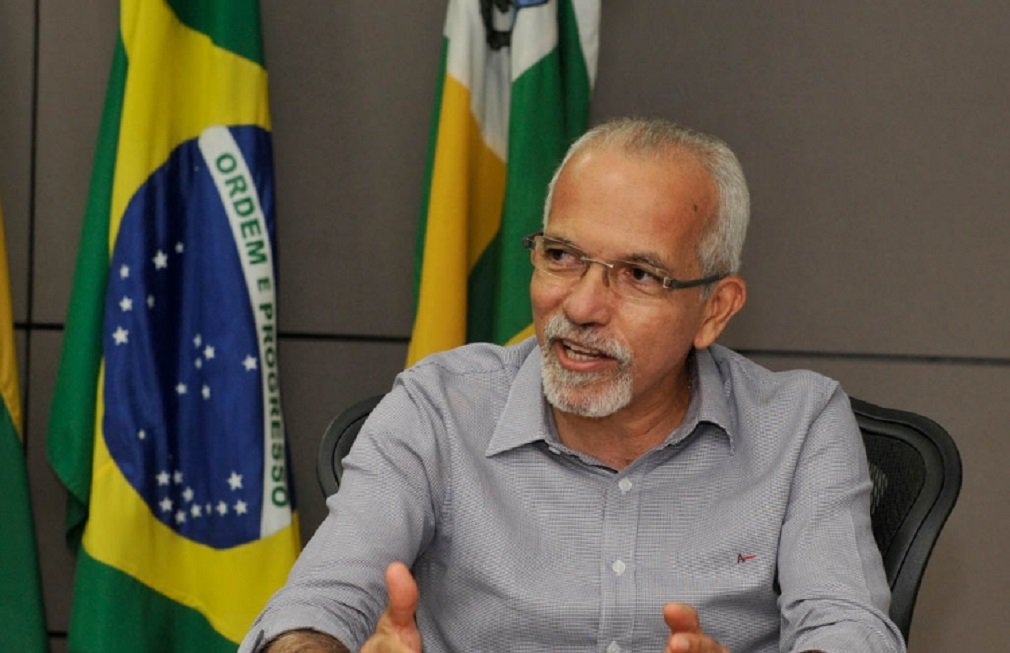 O prefeito Edvaldo Nogueira recebeu, nesta terça-feira, em seu gabinete, uma comissão do sindicato dos médicos para discutir a paralisação de parte da categoria. Acompanhado dos secretários André Sotero (Saúde), Carlos Cauê (Governo) e Jefferson Passos (Finanças), o prefeito discutiu com os sindicalistas sobre a necessidade de encerramento da greve, diante dos transtornos provocados; como prova da sua disponibilidade para o diálogo, Edvaldo agendou um novo encontro com o sindicato para esta quinta-feira (20). Atualmente, 162 médicos (dos quase 500 profissionais da área, que atuam no município) estão parados (Foto: José Barbacena) O prefeito Edvaldo Nogueira recebeu, nesta terça-feira, em seu gabinete, uma comissão do sindicato dos médicos para discutir a paralisação de parte da categoria. Acompanhado dos secretários André Sotero (Saúde), Carlos Cauê (Governo) e Jefferson Passos (Finanças), o prefeito discutiu com os sindicalistas sobre a necessidade de encerramento da greve, diante dos transtornos provocados; como prova da sua disponibilidade para o diálogo, Edvaldo agendou um novo encontro com o sindicato para esta quinta-feira (20). Atualmente, 162 médicos (dos quase 500 profissionais da área, que atuam no município) estão parados