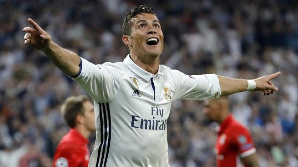 Cristiano Ronaldo pediu o fim das vaias da sempre exigente torcida do Real Madrid depois que seus três gols contra o Bayern de Munique, na terça-feira, colocaram o Real Madrid nas semifinais da Liga dos Campeões pela sétima temporada consecutiva; "Não estou pedindo que batizem ruas com meu nome, a única coisa que peço é que não me vaiem aqui", disse Ronaldo ao canal de televisão espanhol Antena 3; "Quero que eles parem de me vaiar porque sempre dou meu melhor, e mesmo quando não marco gols tento ajudar o Real Madrid" (Foto: José Barbacena) Cristiano Ronaldo pediu o fim das vaias da sempre exigente torcida do Real Madrid depois que seus três gols contra o Bayern de Munique, na terça-feira, colocaram o Real Madrid nas semifinais da Liga dos Campeões pela sétima temporada consecutiva; "Não estou pedindo que batizem ruas com meu nome, a única coisa que peço é que não me vaiem aqui", disse Ronaldo ao canal de televisão espanhol Antena 3; "Quero que eles parem de me vaiar porque sempre dou meu melhor, e mesmo quando não marco gols tento ajudar o Real Madrid"