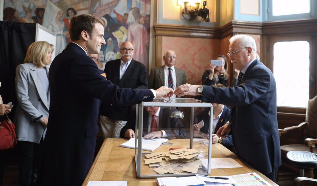 Passado do meio-dia na Europa, cerca de um terço dos franceses habilitados a participar das eleições presidenciais do país neste domingo já haviam votado, incluídos os quatro principais candidatos, em um processo eleitoral que ocorre sob forte esquema de segurança por causa de ameaças terroristas; até as 12h, boa parte dos candidatos e das principais figuras políticas do país já havia votado em uma disputa marcada pela incerteza sobre quem será o próximo presidente francês; últimas pesquisas mostraram uma disputa acirrada entre quatro candidatos: a ultradireitista Marine Le Pen, o social-liberal Emmanuel Macron, o conservador François Fillon e o esquerdista Jean-Luc Mélenchon (Foto: Aquiles Lins) Passado do meio-dia na Europa, cerca de um terço dos franceses habilitados a participar das eleições presidenciais do país neste domingo já haviam votado, incluídos os quatro principais candidatos, em um processo eleitoral que ocorre sob forte esquema de segurança por causa de ameaças terroristas; até as 12h, boa parte dos candidatos e das principais figuras políticas do país já havia votado em uma disputa marcada pela incerteza sobre quem será o próximo presidente francês; últimas pesquisas mostraram uma disputa acirrada entre quatro candidatos: a ultradireitista Marine Le Pen, o social-liberal Emmanuel Macron, o conservador François Fillon e o esquerdista Jean-Luc Mélenchon
