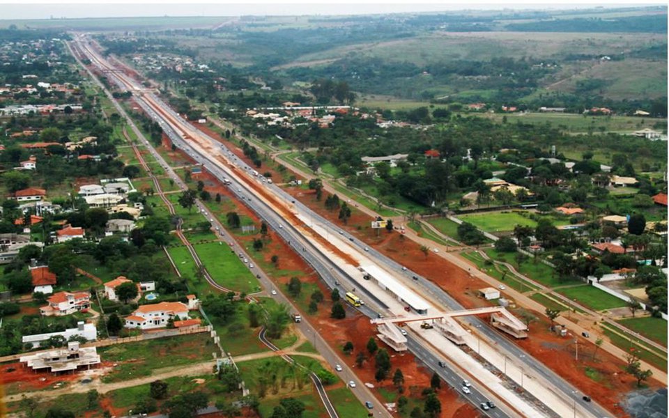 As investigações da Operação Panatenaico, que identificou superfaturamento nas obras do Estádio Nacional Mané Garrincha, devem se prolongar, pois o MPF investiga crimes referentes a outras obras de grande porte em Brasília, executadas durante as duas últimas gestões; entre os alvos está o BRT Expresso Sul, inicialmente orçado em R$ 587,4 milhões, mas executado com R$ 704,7 milhões; a construção do sistema de transporte expresso causou prejuízo de R$ 169,7 milhões aos cofres públicos, de acordo com uma auditoria especial da Controladoria-Geral do Distrito Federal (Foto: Leonardo Lucena) As investigações da Operação Panatenaico, que identificou superfaturamento nas obras do Estádio Nacional Mané Garrincha, devem se prolongar, pois o MPF investiga crimes referentes a outras obras de grande porte em Brasília, executadas durante as duas últimas gestões; entre os alvos está o BRT Expresso Sul, inicialmente orçado em R$ 587,4 milhões, mas executado com R$ 704,7 milhões; a construção do sistema de transporte expresso causou prejuízo de R$ 169,7 milhões aos cofres públicos, de acordo com uma auditoria especial da Controladoria-Geral do Distrito Federal