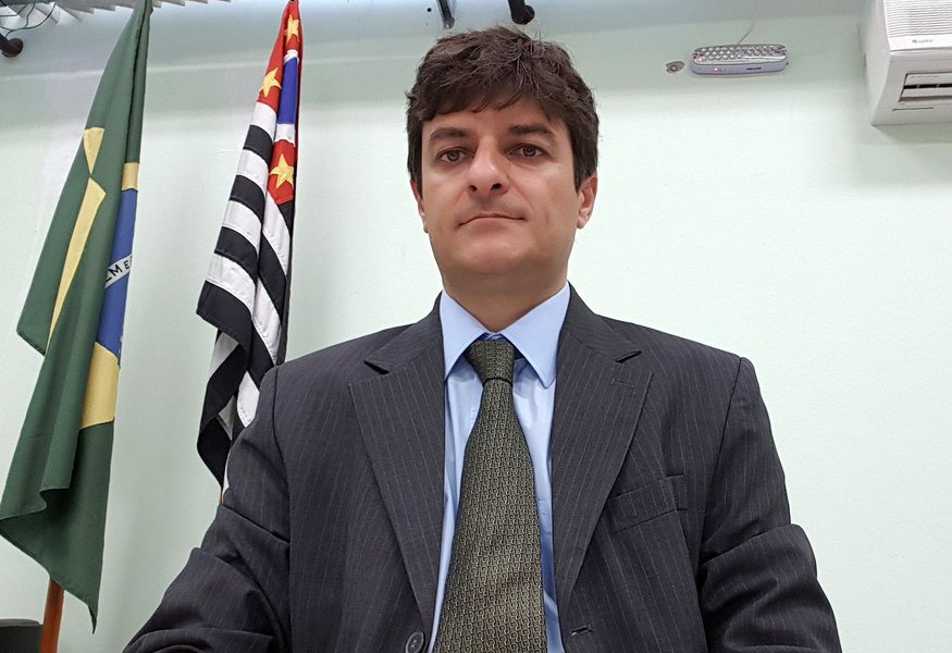 João Baptista Cilli Filho, titular da 3ª Vara do Trabalho de Araraquara (SP), diz que "no Brasil, a terceirização ganha os contornos próprios da exploração periférica, apresentando-se, também, como meio de fraudar garantias trabalhistas mínimas, livrar-se de conquistas de categorias mais organizadas ou mesmo uma tentativa de se livrar ileso da ofensa aos direitos trabalhistas"; o magistrado também aponta para maior precarização das condições de trabalho e, consequentemente da vida, a partir dos efeitos da "quarteirização" e do "trabalho intermitente"; confira entrevista feita por Ricardo Flaitt (Foto: Gisele Federicce) João Baptista Cilli Filho, titular da 3ª Vara do Trabalho de Araraquara (SP), diz que "no Brasil, a terceirização ganha os contornos próprios da exploração periférica, apresentando-se, também, como meio de fraudar garantias trabalhistas mínimas, livrar-se de conquistas de categorias mais organizadas ou mesmo uma tentativa de se livrar ileso da ofensa aos direitos trabalhistas"; o magistrado também aponta para maior precarização das condições de trabalho e, consequentemente da vida, a partir dos efeitos da "quarteirização" e do "trabalho intermitente"; confira entrevista feita por Ricardo Flaitt