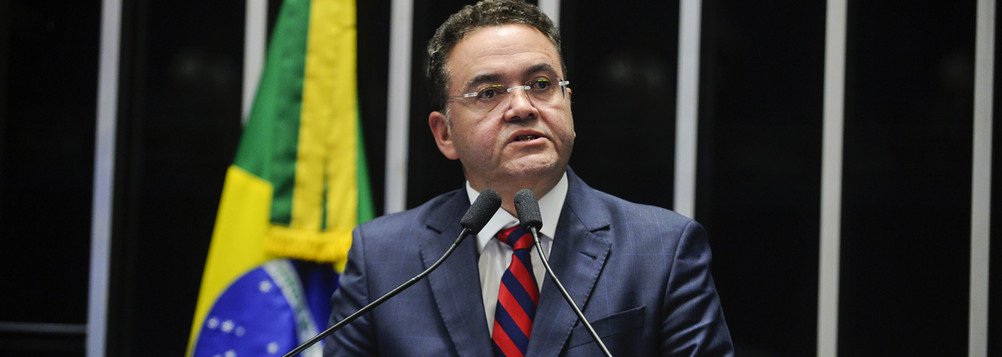 O senador Roberto Rocha (PSB-MA) ficou desesperado com o anúncio de que seu partido sairia em massa do governo Temer, após as fortes denúncias que incidem sob o presidente; motivo seria o bom número de indicados de Rocha que atualmente ocupam algum cargo público em órgãos federais; parlamentar não sabe se, com a debandada da legenda da base governista, seus indicados políticos também perderão cargos no governo Federal; uma das baixas pode ser o diretor de negócios do Banco do Nordeste (BNB), Antônio Rosendo Neto Júnior, que foi indicado no final de 2016 por Roberto Rocha (Foto: Leonardo Lucena) O senador Roberto Rocha (PSB-MA) ficou desesperado com o anúncio de que seu partido sairia em massa do governo Temer, após as fortes denúncias que incidem sob o presidente; motivo seria o bom número de indicados de Rocha que atualmente ocupam algum cargo público em órgãos federais; parlamentar não sabe se, com a debandada da legenda da base governista, seus indicados políticos também perderão cargos no governo Federal; uma das baixas pode ser o diretor de negócios do Banco do Nordeste (BNB), Antônio Rosendo Neto Júnior, que foi indicado no final de 2016 por Roberto Rocha