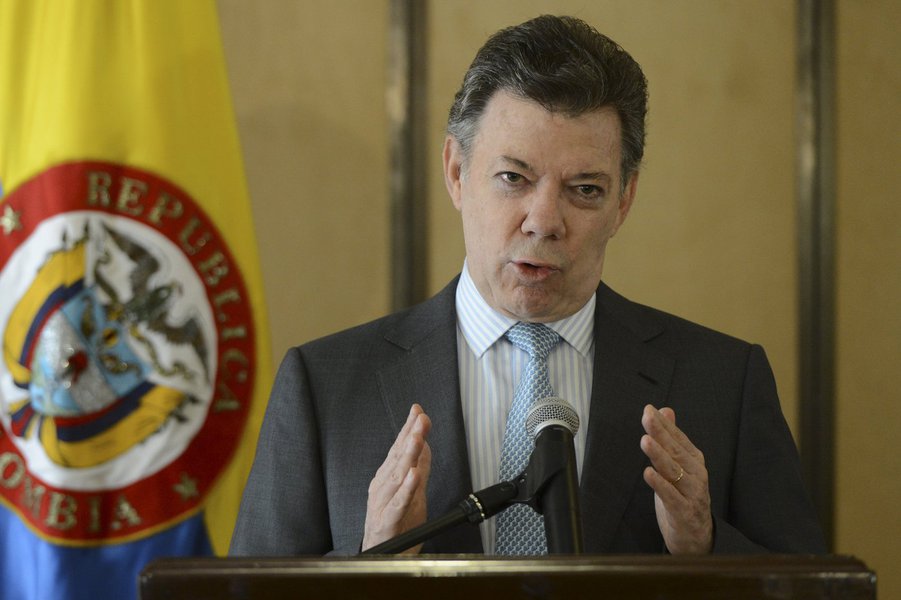 Em visita histórica à Colômbia esta semana, os membros do Conselho de Segurança da ONU reafirmaram apoio ao processo de paz que pôs um fim ao conflito de 52 anos no país sul-americano; os representantes dos 15 Estados-membros do órgão se reuniram com o presidente colombiano Juan Manuel Santos (foto), que agradeceu o apoio e a assistência para alcançar um cessar-fogo na região; Santos disse que "é muito difícil controlar um cessar-fogo em qualquer conflito"; mas segundo ele, desde que o decreto foi firmado, há oito meses, não houve mais nenhuma morte ou ferimento entre a população civil ou forças militares por causa de conflitos com as Forças Armadas Revolucionárias da Colômbia (Farc) (Foto: Romulo Faro) Em visita histórica à Colômbia esta semana, os membros do Conselho de Segurança da ONU reafirmaram apoio ao processo de paz que pôs um fim ao conflito de 52 anos no país sul-americano; os representantes dos 15 Estados-membros do órgão se reuniram com o presidente colombiano Juan Manuel Santos (foto), que agradeceu o apoio e a assistência para alcançar um cessar-fogo na região; Santos disse que "é muito difícil controlar um cessar-fogo em qualquer conflito"; mas segundo ele, desde que o decreto foi firmado, há oito meses, não houve mais nenhuma morte ou ferimento entre a população civil ou forças militares por causa de conflitos com as Forças Armadas Revolucionárias da Colômbia (Farc)