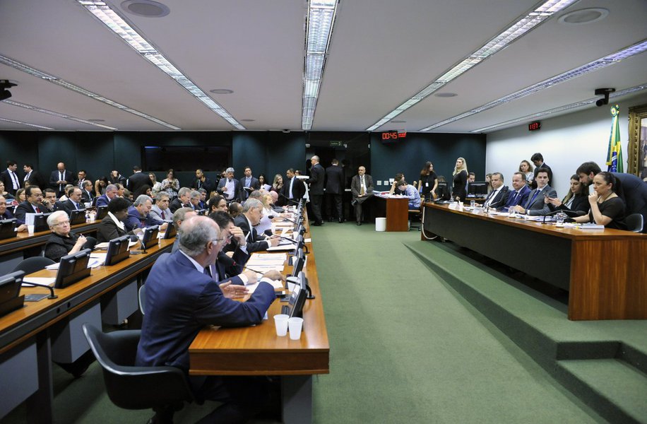 Se fosse mesmo para ampliar direitos sociais e trabalhistas, estariam propondo o desmonte de um complexo sistema de proteção do direito ao trabalho no Brasil conquistado por brasileiras e brasileiros ao longo de décadas? (Foto: Ana Prestes) Se fosse mesmo para ampliar direitos sociais e trabalhistas, estariam propondo o desmonte de um complexo sistema de proteção do direito ao trabalho no Brasil conquistado por brasileiras e brasileiros ao longo de décadas?