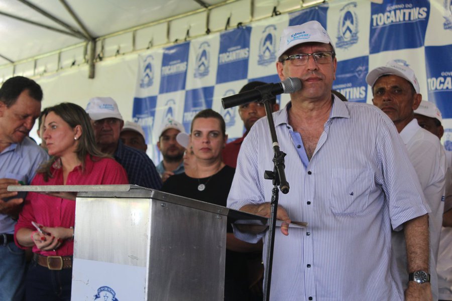 A Agência Tocantinense de Saneamento (ATS) participou neste final de semana da Feira Agrotecnológica de Almas (Agroalmas) realizada na fazenda Laço de Ouro. O governador Marcelo Miranda defendeu a sua gestão na área de abastecimento de água; "Nós temos que também buscar outras alternativas, e os prefeitos passam por momentos difíceis, por dificuldades. Não é diferente em Almas e nos outros municípios. Temos que fazer uma integração e essas parcerias têm que funcionar", reforçou (Foto: Leonardo Lucena) A Agência Tocantinense de Saneamento (ATS) participou neste final de semana da Feira Agrotecnológica de Almas (Agroalmas) realizada na fazenda Laço de Ouro. O governador Marcelo Miranda defendeu a sua gestão na área de abastecimento de água; "Nós temos que também buscar outras alternativas, e os prefeitos passam por momentos difíceis, por dificuldades. Não é diferente em Almas e nos outros municípios. Temos que fazer uma integração e essas parcerias têm que funcionar", reforçou