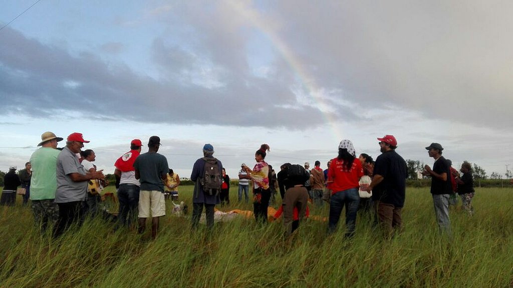 Em continuidade à Jornada Nacional de Lutas pela Reforma Agrária, o MST ocupou a manhã desta quarta-feira, junto com pequenos agricultores expulsos com a chegada de Eike há oito anos, as terras do Açu, 5º distrito de São João da Barra, Norte do Estado do Rio de Janeiro; desde segunda-feira (17), o Movimento mantém 13 superintendências e a sede nacional do Instituto Nacional de Colonização e Reforma Agrária (Incra) ocupadas; a mobilização é para o reposicionamento da pauta da Reforma Agrária na agenda do país, com aquisição de terras para as mais de 120 mil famílias acampadas e um projeto de desenvolvimento para os assentamentos, que contemple o acesso a infraestruturas (Foto: Romulo Faro) Em continuidade à Jornada Nacional de Lutas pela Reforma Agrária, o MST ocupou a manhã desta quarta-feira, junto com pequenos agricultores expulsos com a chegada de Eike há oito anos, as terras do Açu, 5º distrito de São João da Barra, Norte do Estado do Rio de Janeiro; desde segunda-feira (17), o Movimento mantém 13 superintendências e a sede nacional do Instituto Nacional de Colonização e Reforma Agrária (Incra) ocupadas; a mobilização é para o reposicionamento da pauta da Reforma Agrária na agenda do país, com aquisição de terras para as mais de 120 mil famílias acampadas e um projeto de desenvolvimento para os assentamentos, que contemple o acesso a infraestruturas