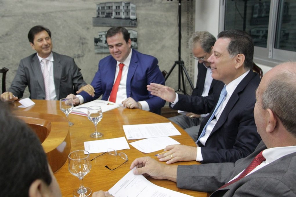 O ex-prefeito Maguito Vilela (PMDB) voltou a se manifestar a favor da união da classe política em nome do bem do povo; na manhã desta quarta-feira, o peemedebista participou de reunião com o governador Marconi Perillo (PSDB), no Palácio das Esmeraldas, para tratar de obras e benefícios para Aparecida de Goiânia, que ele, Maguito, administrou até o ano passado; o atual prefeito Gustavo Mendanha (PMDB) também esteve presente; "O tratamento que recebemos foi extraordinário. Uma reunião produtiva. A classe política precisa entender que quando as esferas de poder se unem, as coisas acontecem com mais facilidade, economia, objetividade. A classe política tem que se unir para resolver os problemas do povo", disse Maguito. (Foto: José Barbacena) O ex-prefeito Maguito Vilela (PMDB) voltou a se manifestar a favor da união da classe política em nome do bem do povo; na manhã desta quarta-feira, o peemedebista participou de reunião com o governador Marconi Perillo (PSDB), no Palácio das Esmeraldas, para tratar de obras e benefícios para Aparecida de Goiânia, que ele, Maguito, administrou até o ano passado; o atual prefeito Gustavo Mendanha (PMDB) também esteve presente; "O tratamento que recebemos foi extraordinário. Uma reunião produtiva. A classe política precisa entender que quando as esferas de poder se unem, as coisas acontecem com mais facilidade, economia, objetividade. A classe política tem que se unir para resolver os problemas do povo", disse Maguito.
