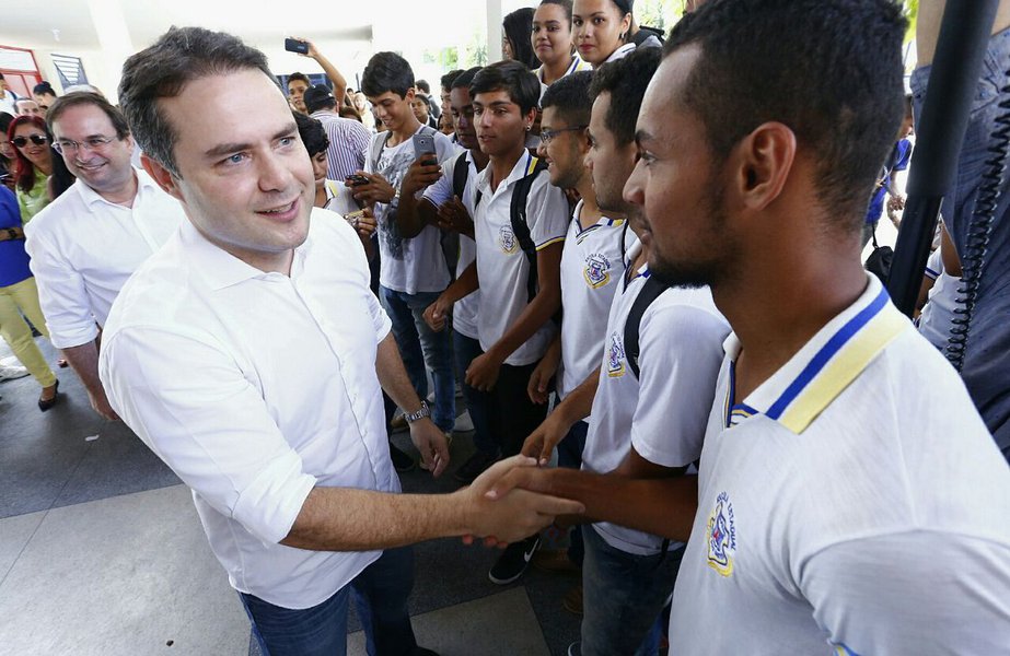 O governador Renan Filho vai enviar para a Assembleia Legislativa de Alagoas projeto para criar o 14º salário de professores e servidores das escolas da rede estadual que atingirem as metas propostas pelo Escola 10; objetivo do Governo do Estado é incentivar a qualidade do ensino e atingir o índice de aprendizagem superior a 95% e como consequência, o aumento da taxa do Ideb (Foto: Voney Malta) O governador Renan Filho vai enviar para a Assembleia Legislativa de Alagoas projeto para criar o 14º salário de professores e servidores das escolas da rede estadual que atingirem as metas propostas pelo Escola 10; objetivo do Governo do Estado é incentivar a qualidade do ensino e atingir o índice de aprendizagem superior a 95% e como consequência, o aumento da taxa do Ideb